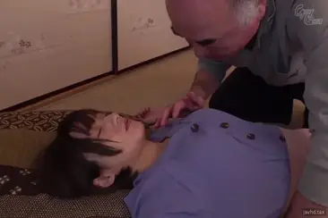 Ayah mertua secara tidak sengaja membuat menantunya pingsan lalu setelah itu …