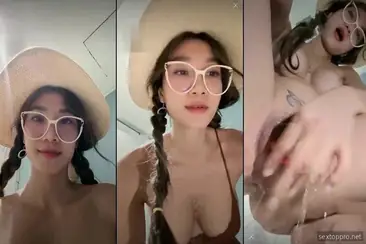 Rosababyvip bermain air dan bermain-main dengan air di dalam toilet.